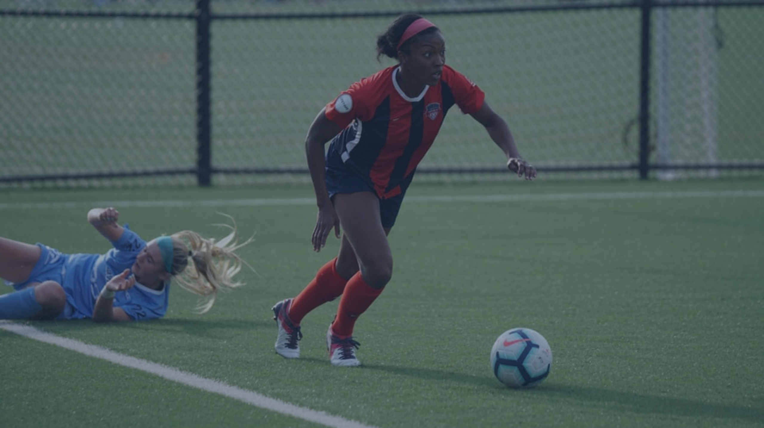 pige der spiller fodbold på high school usa