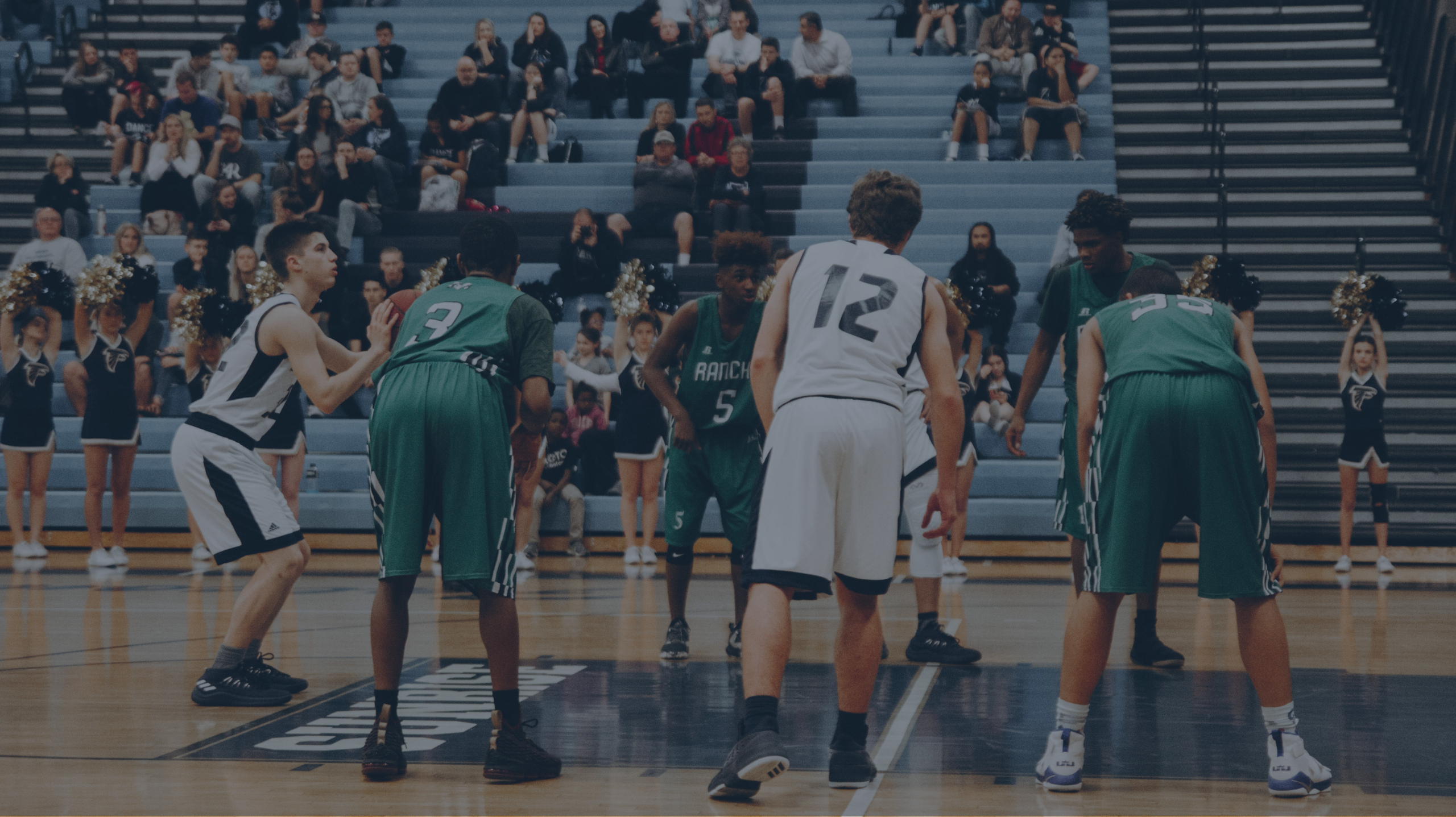 Drenge der spiller basketball