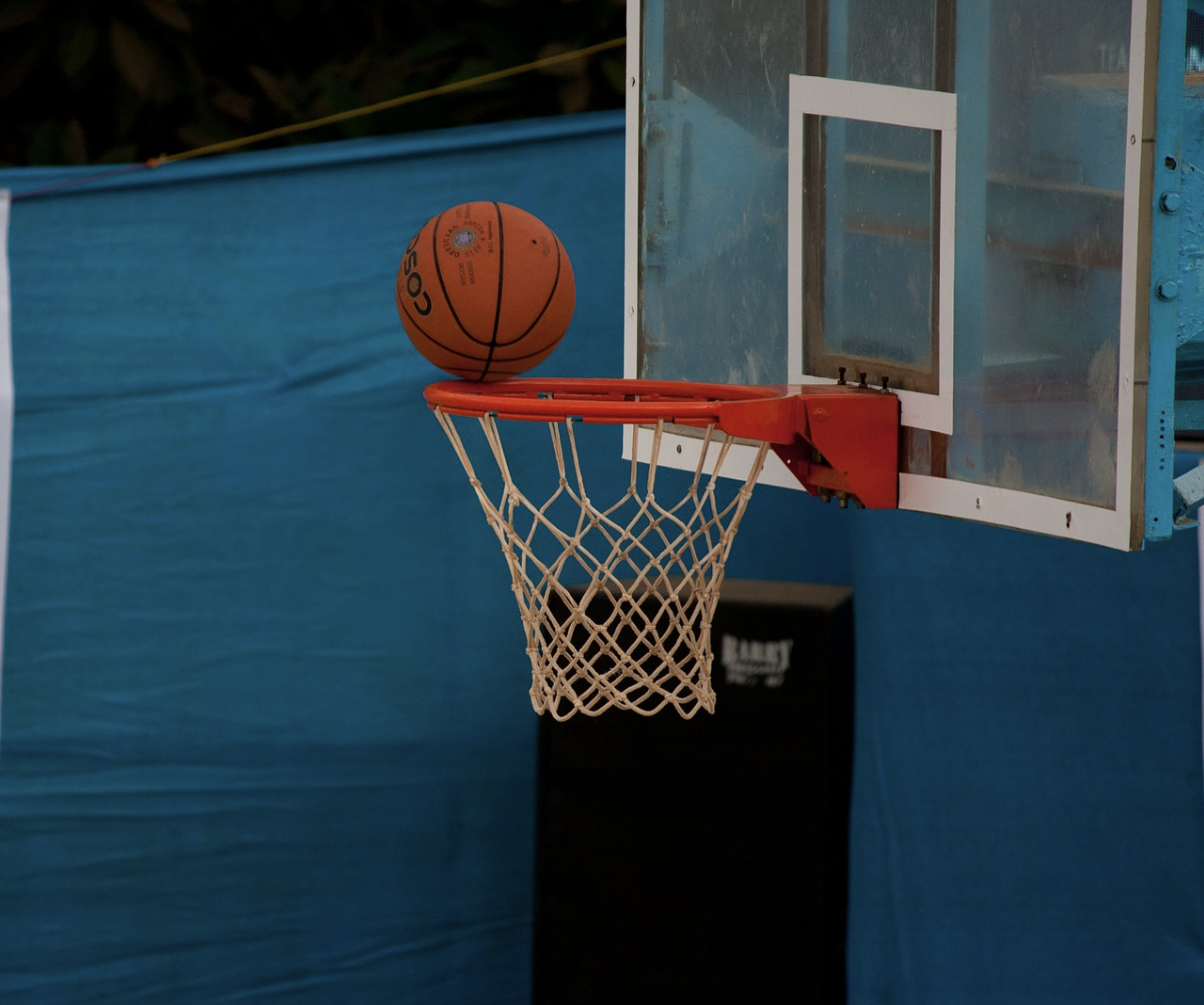 Basketball og basketballkurv
