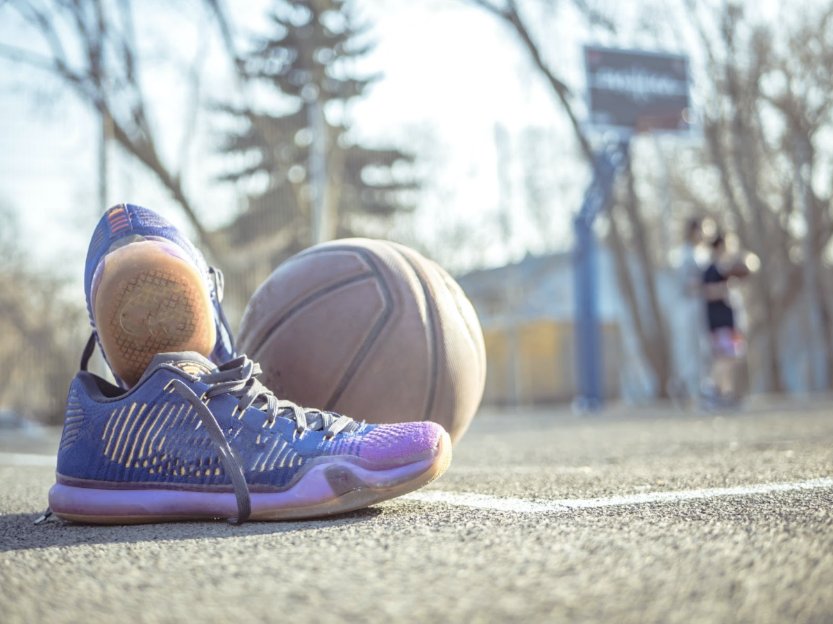 Basketball og basketball sko på en basketballbane